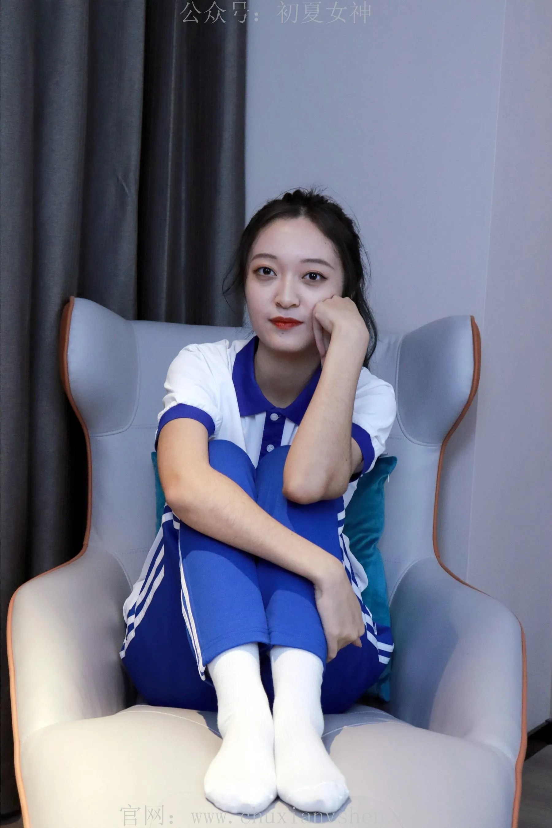 初夏女神 NO.001 依依校服搭配37码运动鞋拍摄 [126P]插图3